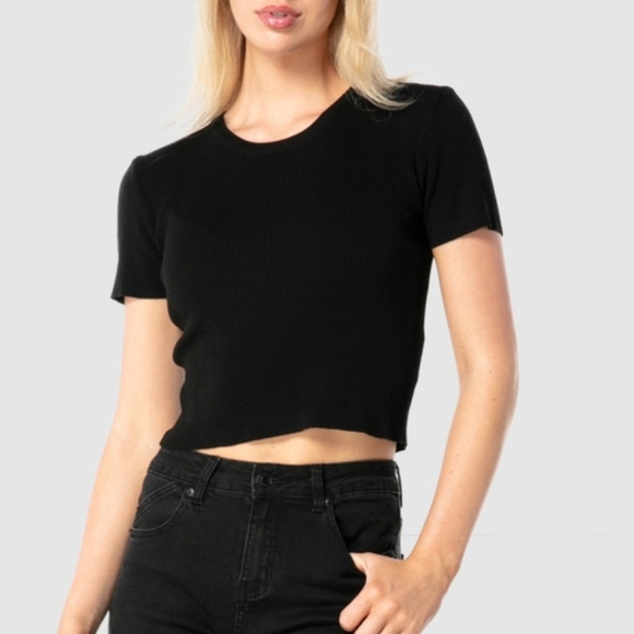 🛍️4 For $15🛍️Elegant Black Short Sleeve Crop Top - Picture 1 of 4